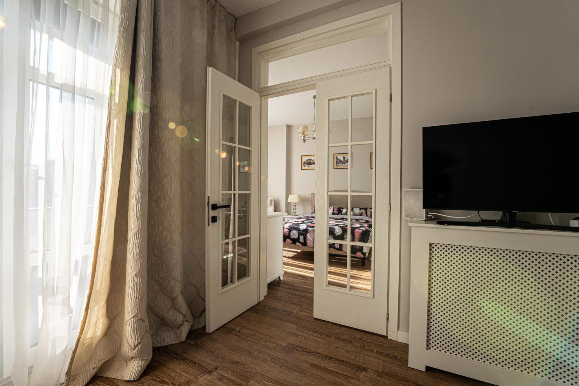 Cozy Two - Heart Of The - Victoriei 2, Old Town Apartment *